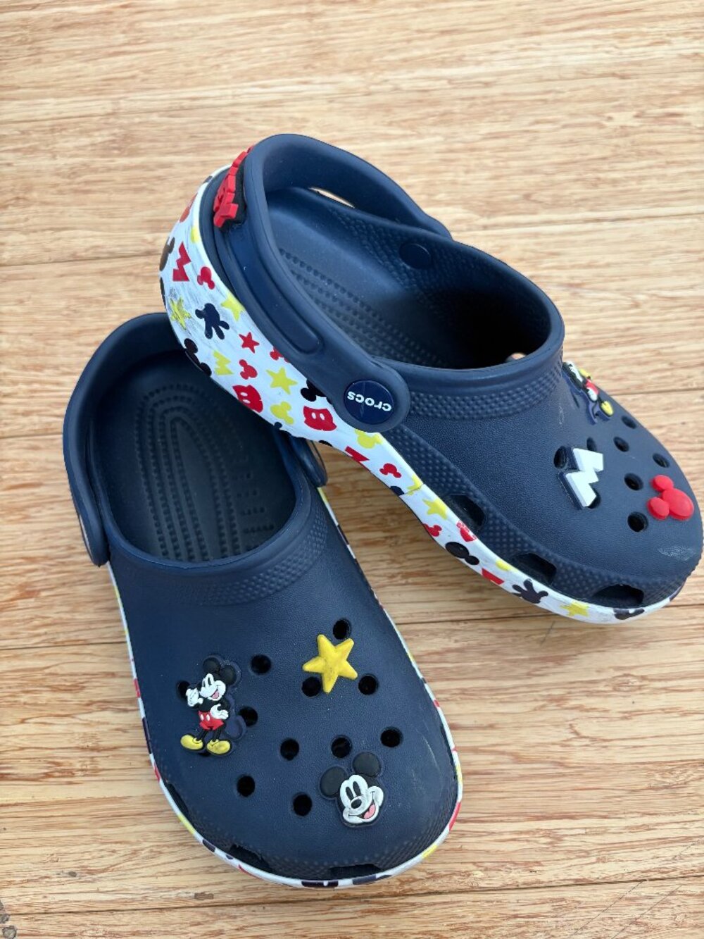 Crocs Kids Disney Mickey & Friends Classic Clogs size J1 Charms